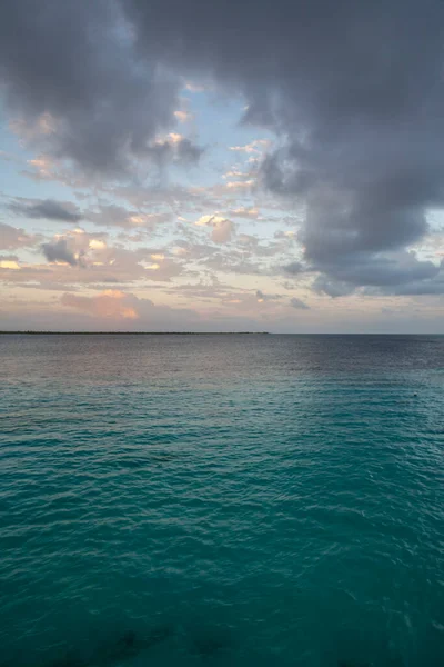 Mirando Hacia Mar Tropical Por Mañana Temprano —  Fotos de Stock