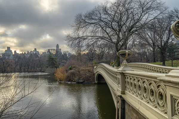 冬の初めの寒い朝にニューヨーク市中央公園のボウ橋 — ストック写真