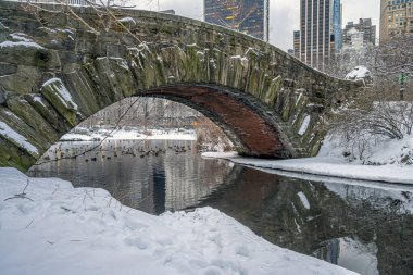 Sabahın erken saatlerinde kar fırtınası sonrası Central Park 'taki Gapstow Köprüsü 