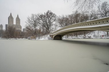 Pruva köprüsü, Central Park, New York Sabah erken saatlerde kar fırtınasından sonra