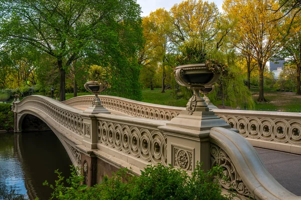 初春时纽约市中央公园的弓桥 — 图库照片