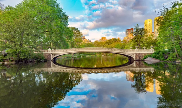 Most Łukowy Central Park Nowy Jork Wcześnie Rano Wiosną — Zdjęcie stockowe