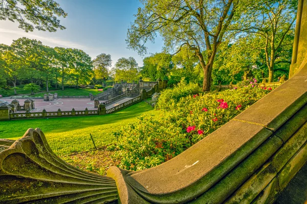 ベセスダ テラスとファウンテンは ニューヨーク市中央公園のザ レイクを見下ろす2つの建築的特徴です — ストック写真