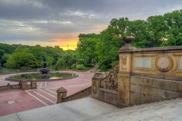 Bethesda Terrace Fountain Sont Deux Éléments Architecturaux Surplombant Lac Dans — Photo