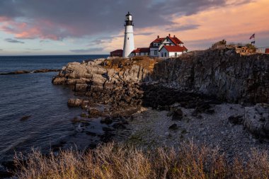 Portland Head Light, Maine, Cape Elizabeth 'te bulunan tarihi bir deniz feneridir.. 