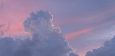 Sabahın erken saatlerinde Florida körfezi açıklarında dramatik bir gökyüzü