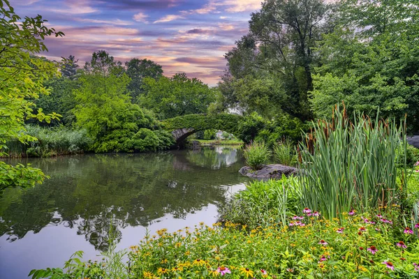 Bogenbrücke Central Park New York City Spätsommer — Stockfoto