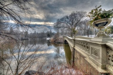 Pruva köprüsü, Central Park, New York, sabahın erken saatlerinde kar fırtınasından sonra