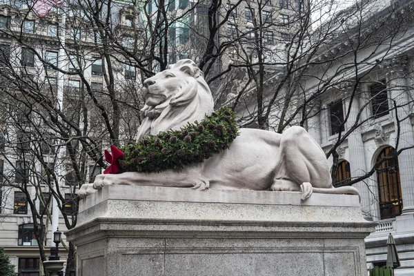 Lion devant la bibliothèque — Photo