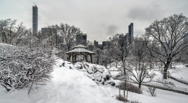 Kar fırtınası sonra rustik barınak