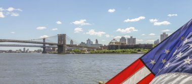 Brooklyn Köprüsü'nün önünde Amerikan bayrağı