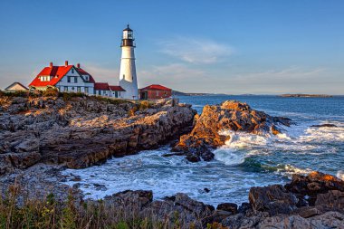 Portland Head Light, Maine, Cape Elizabeth 'te bulunan tarihi bir deniz feneridir.. 