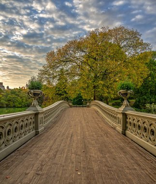 Pruva köprüsü, Central Park, New York, sonbaharda sabahın erken saatleri