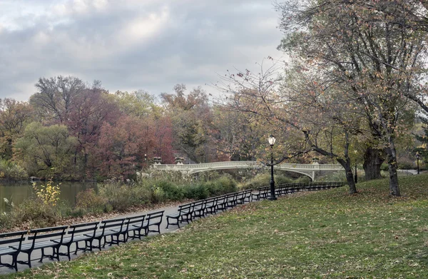 Bow bridge in late autumn — Stock Photo, Image