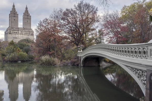 Bow bridge under senhösten — Stockfoto