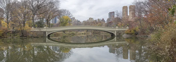 Bogenbrücke im Herbst — Stockfoto