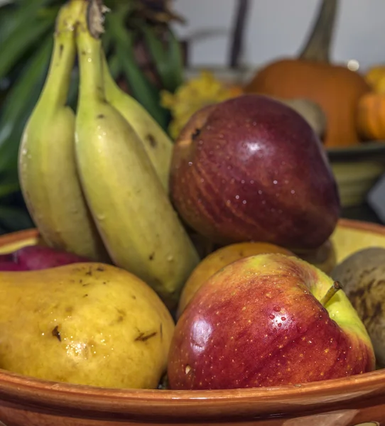 Fruit bowl with bananas and apples — Stock Photo, Image