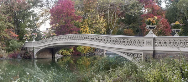 Bow bridge in autumn — Stock Photo, Image