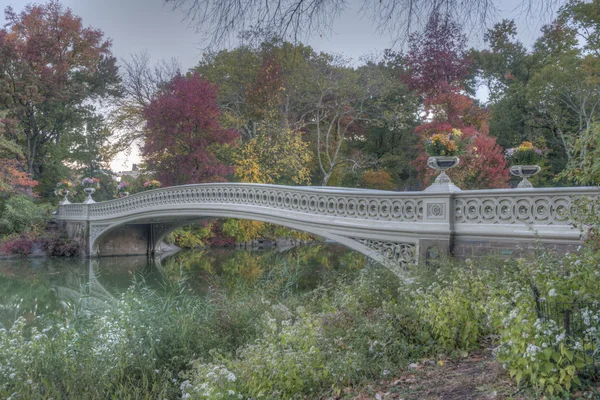 Bogenbrücke im Herbst — Stockfoto
