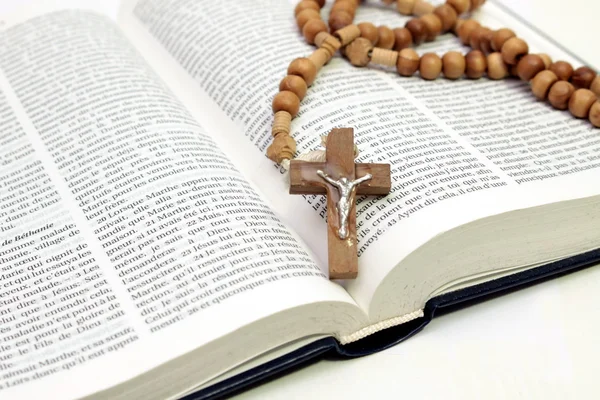 Bible with rosary — Stock Photo, Image