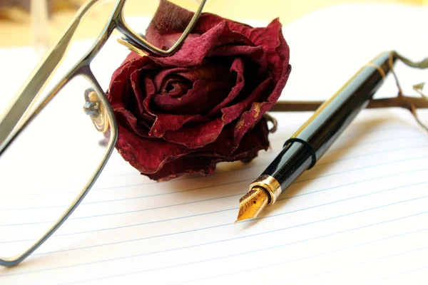 Schrijven van een brief met een roos — Stockfoto