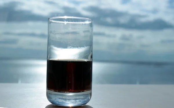 Bir cam ile alkolsüz içecek — Stok fotoğraf