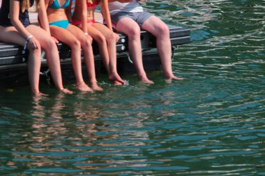 Suda bacakları olan kızlar.