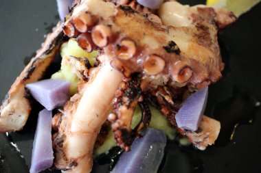 Lezzetli pişmiş ahtapotun yakın çekimi.