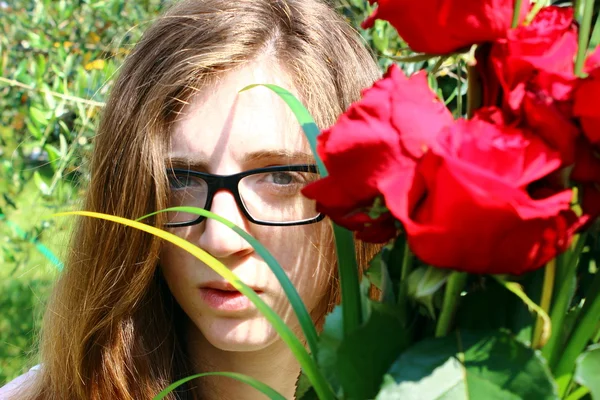 女孩与红玫瑰 — 图库照片
