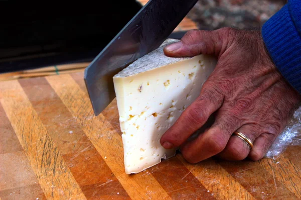 Режущий сыр — стоковое фото