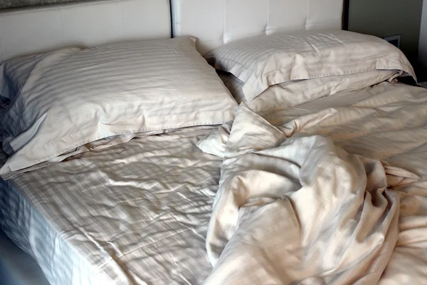 Ein Bett — Stockfoto