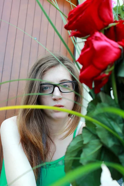 赤いバラの少女 — ストック写真