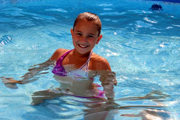 Fille dans la piscine — Photo