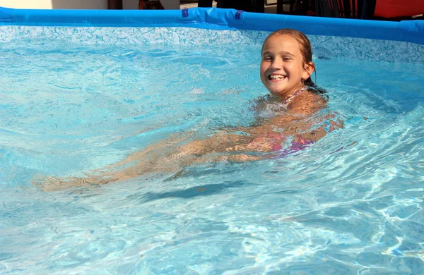 Girl in the swimmingpool — Stock Photo, Image