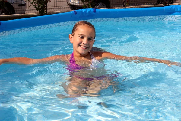 Girl in the swimmingpool — Stock Photo, Image