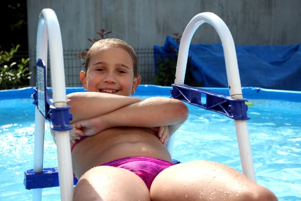 Menina na piscina de natação — Fotografia de Stock