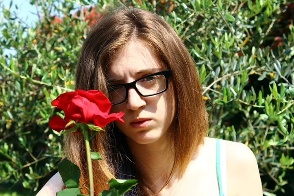 Mädchen mit roten Rosen — Stockfoto