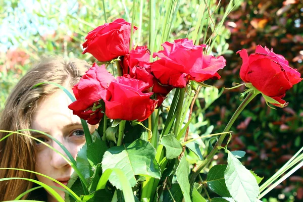 Menina com rosas vermelhas — Fotografia de Stock