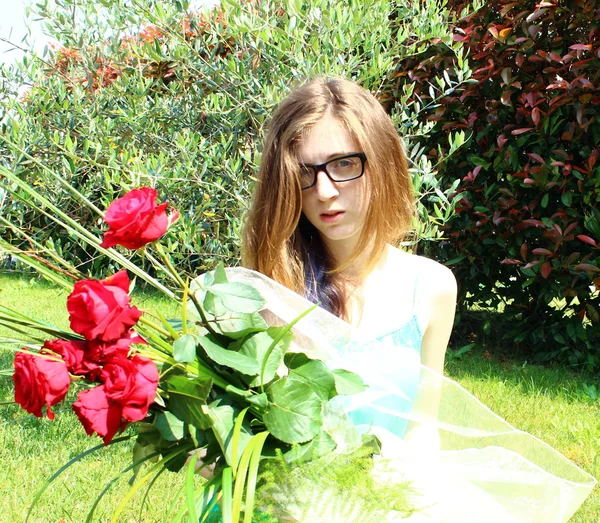 Mädchen mit roten Rosen — Stockfoto