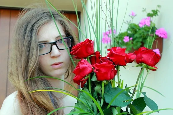 Meisje met rode rozen — Stockfoto