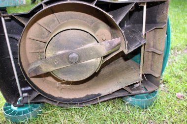 Çim biçme makinesini bakım