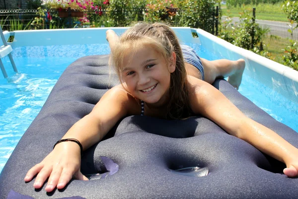 Fille dans la piscine — Photo