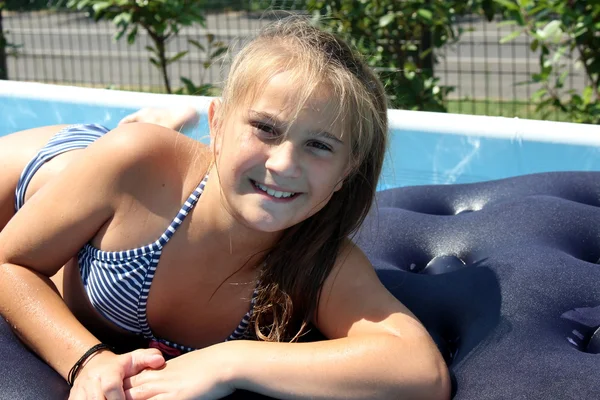 Dziewczyna w basenie — Zdjęcie stockowe