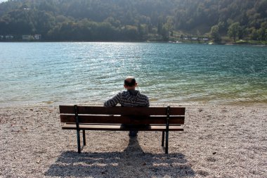 Bankta oturan adam