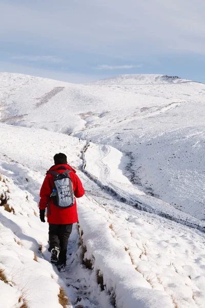 Mulher asiática caminhadas na neve — Fotografia de Stock