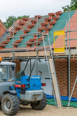 Makineleri ve iskelesi olan inşaat alanı, İngiltere 'deki ev uzantısı, ahır dönüşümü