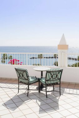 Bistro masası ve okyanusa bakan bir balkonda iki boş sandalye, Tenerife, Kanarya Adaları