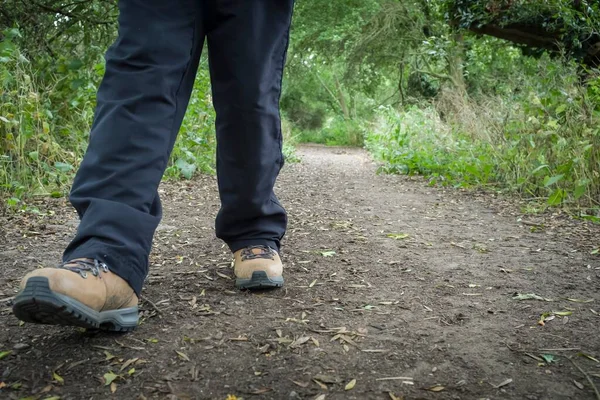 Mulher Usando Botas Caminhada Caminhadas Caminho Campo Reino Unido — Fotografia de Stock