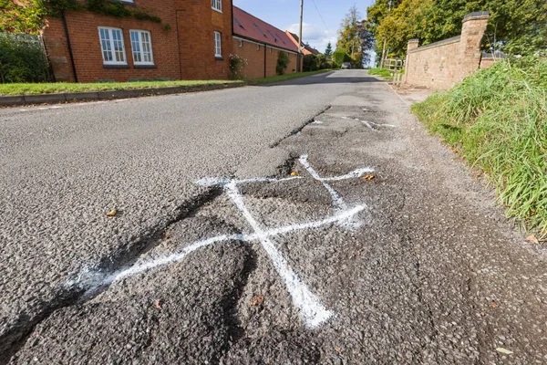 Pothole Pozos Carretera Del País Del Reino Unido Marcados Para — Foto de Stock