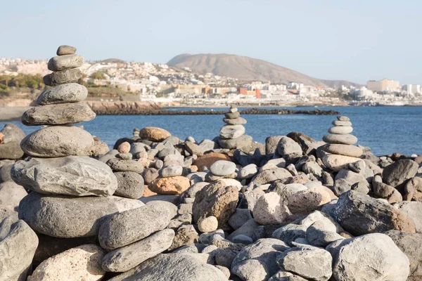 Stenhögar Balanserade Staplade Pyramid Strand Costa Adeje Teneriffa Kanarieöarna — Stockfoto